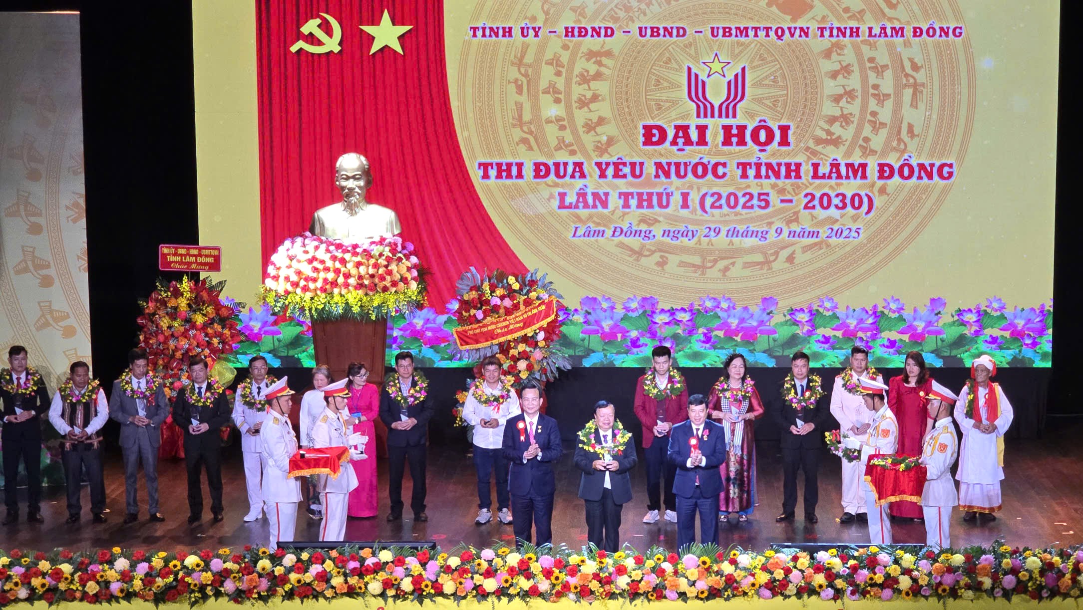 Phó chủ tịch nước Võ Thị Ánh Xuân phát động thi đua yêu nước tại Lâm Đồng - Ảnh 1. Phó chủ tịch nước Võ Thị Ánh Xuân phát động thi đua yêu nước tại Lâm Đồng - Ảnh 1.