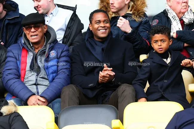 Cậu út Shane Kluivert nhỏ bé ngày nào đã trở thành cầu thủ trẻ của Barcelona. Ảnh: EPA. 3 con trai của Patrick Kluivert