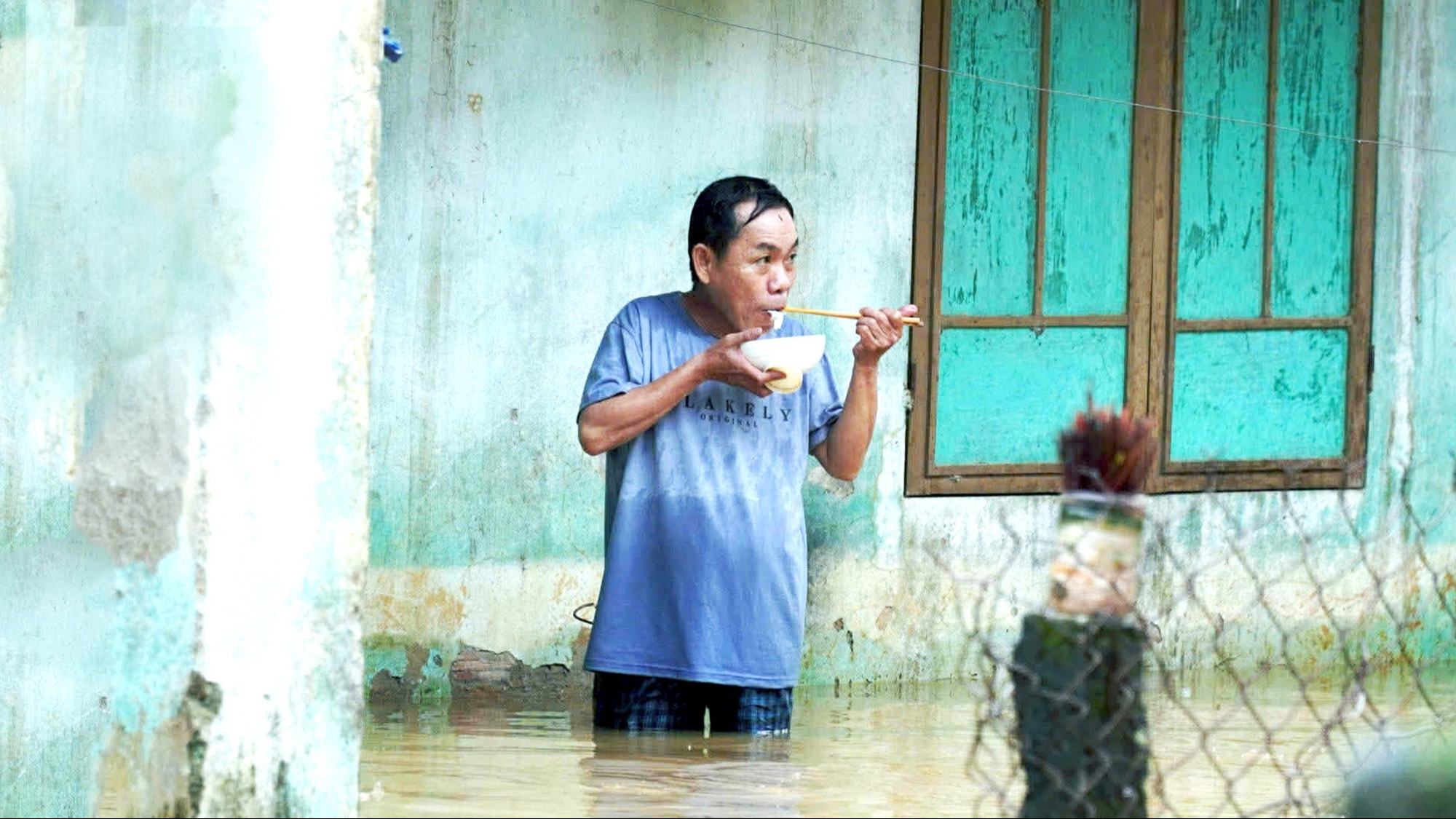 Kỹ năng sinh tồn trong vùng lũ 1 vùng lũ - Ảnh 1.