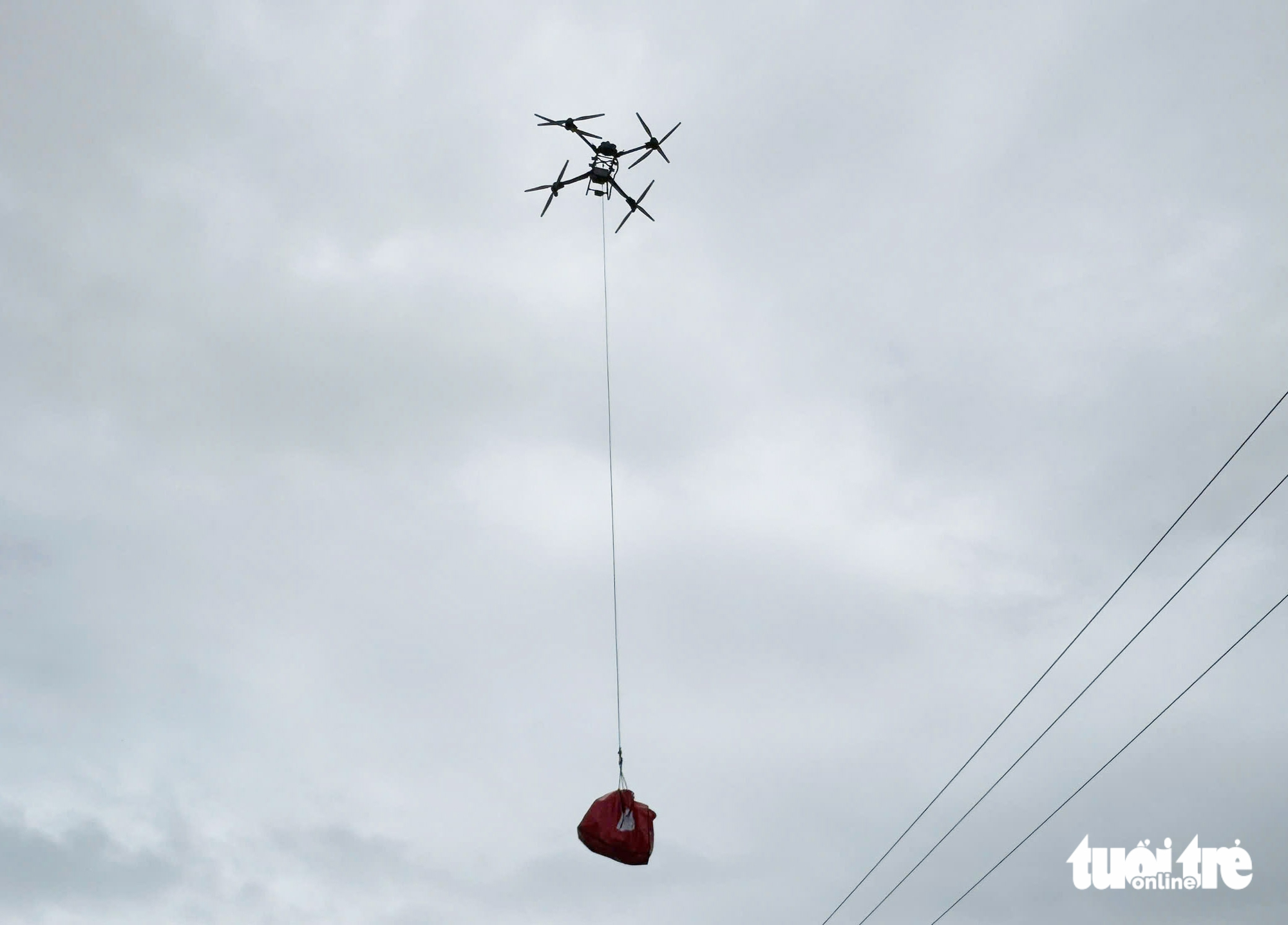 Lạ mắt với đội drone bay chở hàng tiếp tế dân vùng rốn lũ 1 drone - Ảnh 1.