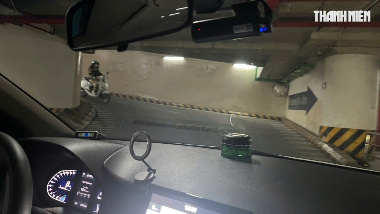 Lái ô tô số tự động khởi hành ngang dốc, làm sao để xe không bị trôi - Ảnh 1.