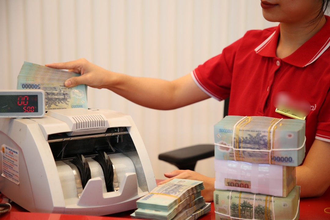 Lãi suất gửi tiết kiệm thấp, ngân hàng 