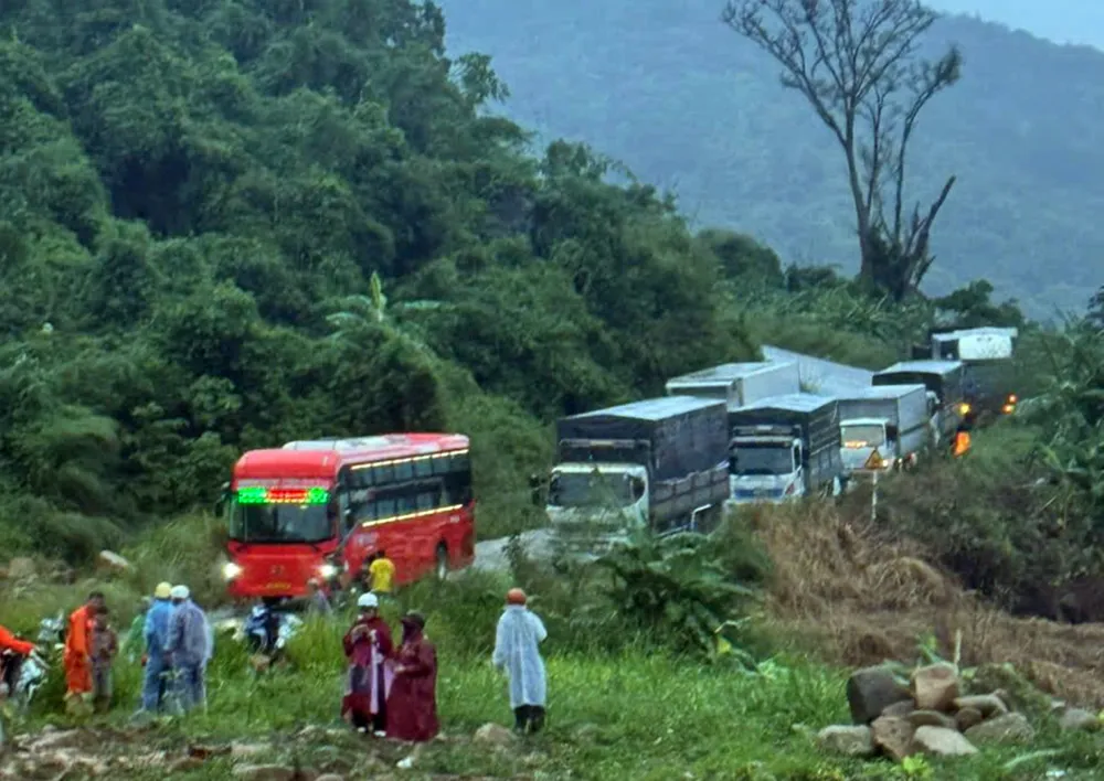 Vụ sạt lở đèo Đại Ninh gây kẹt xe kéo dài vào chiều tối 27-10. Quốc lộ 28B