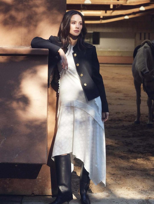 Làm chủ thần thái 'high fashion' cùng bộ đôi váy dài và áo khoác 1 Làm chủ thần thái 'high fashion" cùng bộ đôi váy dài và áo khoác - Ảnh 1.