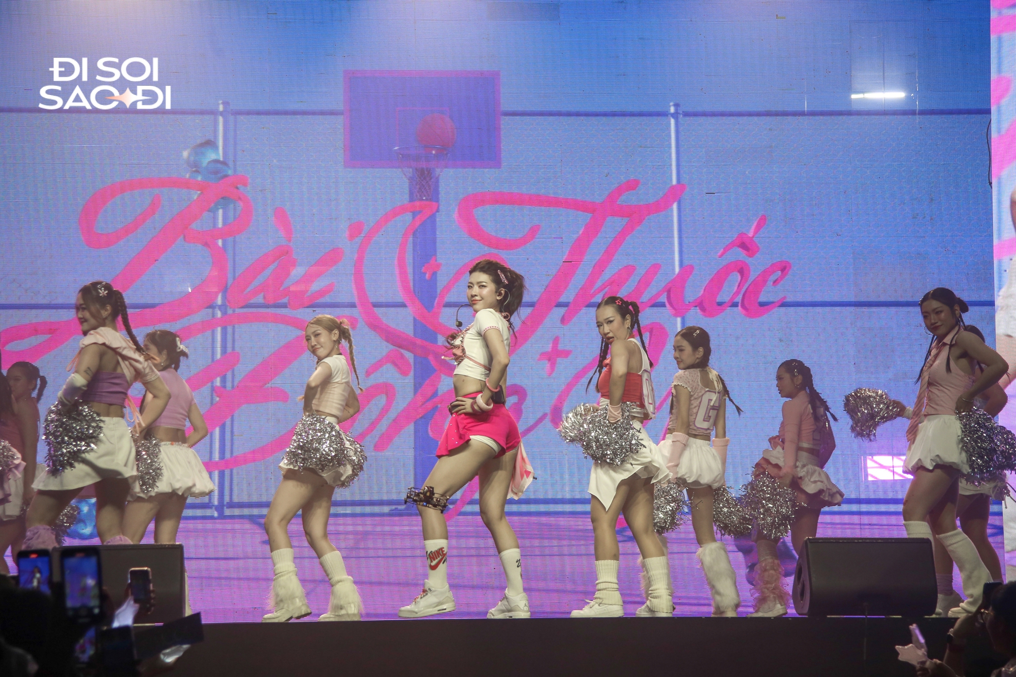 Vbiz có 1 “nữ hoàng nuốt chữ”: Mỹ nữ xinh như Hoa hậu, giọng hay nhảy giỏi nhưng vẫn có điểm trừ- Ảnh 1.