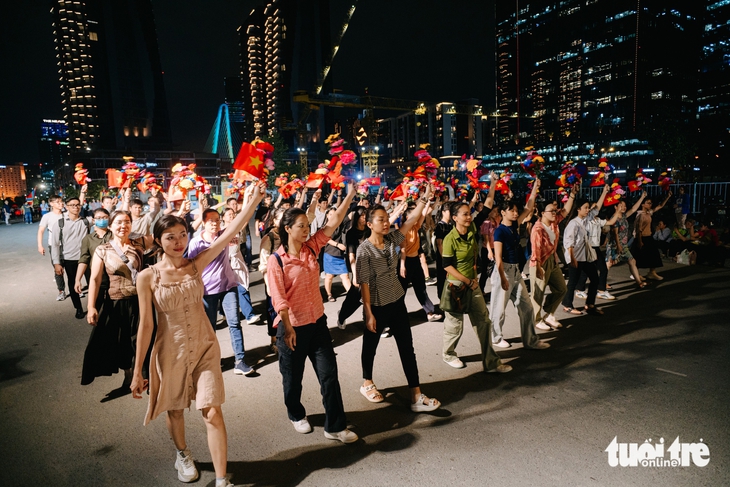 Lần đầu tiên 12 khối diễu hành hợp luyện cho đại lễ 30-4 - Ảnh 1.