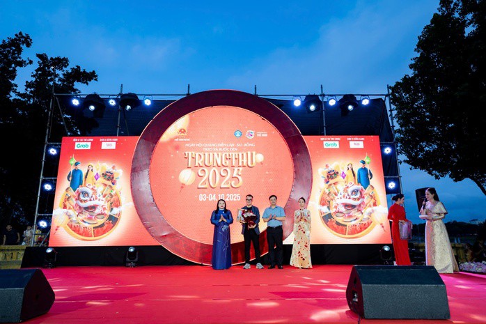 Lân - sư - rồng đại náo đường phố Huế 1 Chương trình Trung thu 2025 bắt đầu.