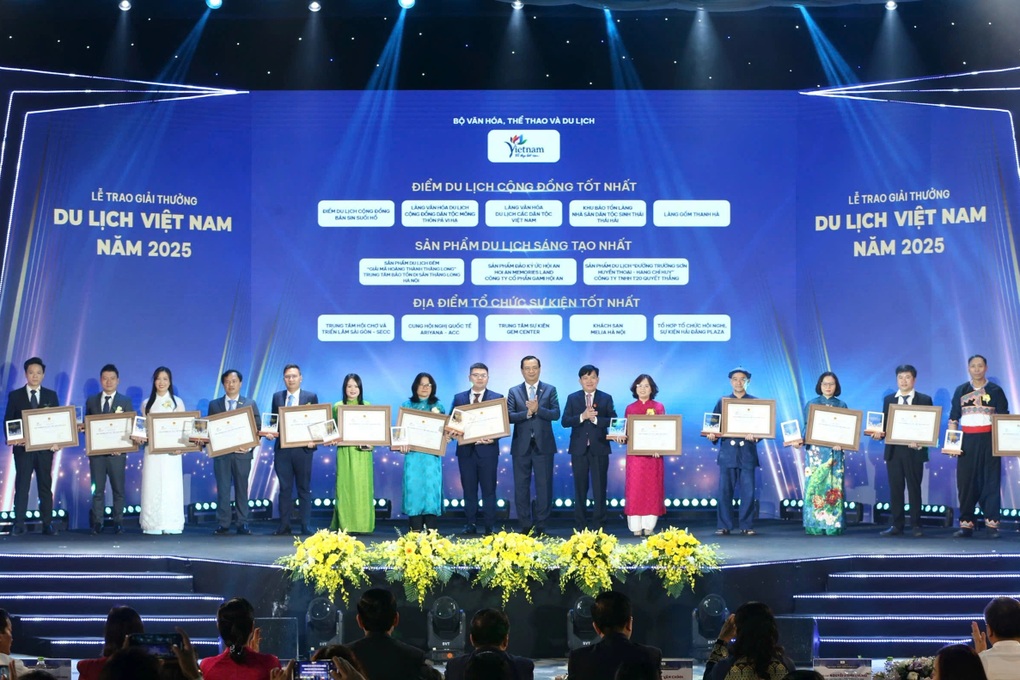 Làng gốm 500 năm tuổi đạt giải thưởng điểm du lịch cộng đồng tốt nhất 2025 - 1