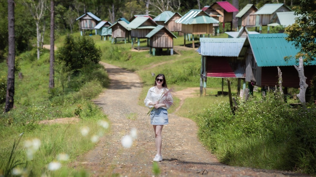 Làng nhỏ ở Măng Đen bỗng gây sốt, giới trẻ đổ xô check-in cùng kho lúa - 1