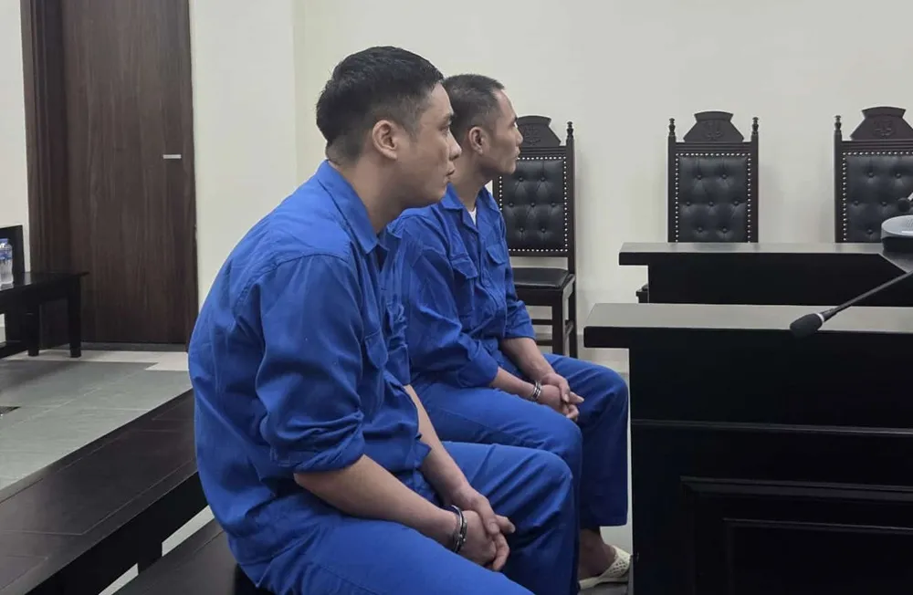 Hai bị cáo tại phiên tòa. Ảnh: Hoàng Huy Cướp điện thoại Iphone.jpg