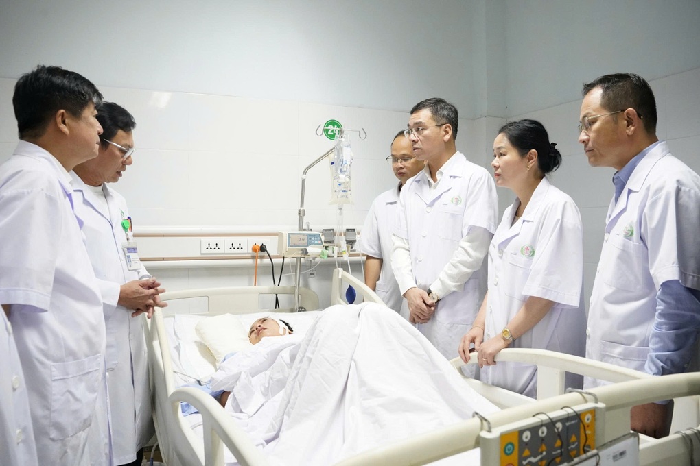 Lãnh đạo Bộ Y tế thăm, tặng quà 8 nhân viên y tế Bệnh viện Sản Nhi Nghệ An - 1