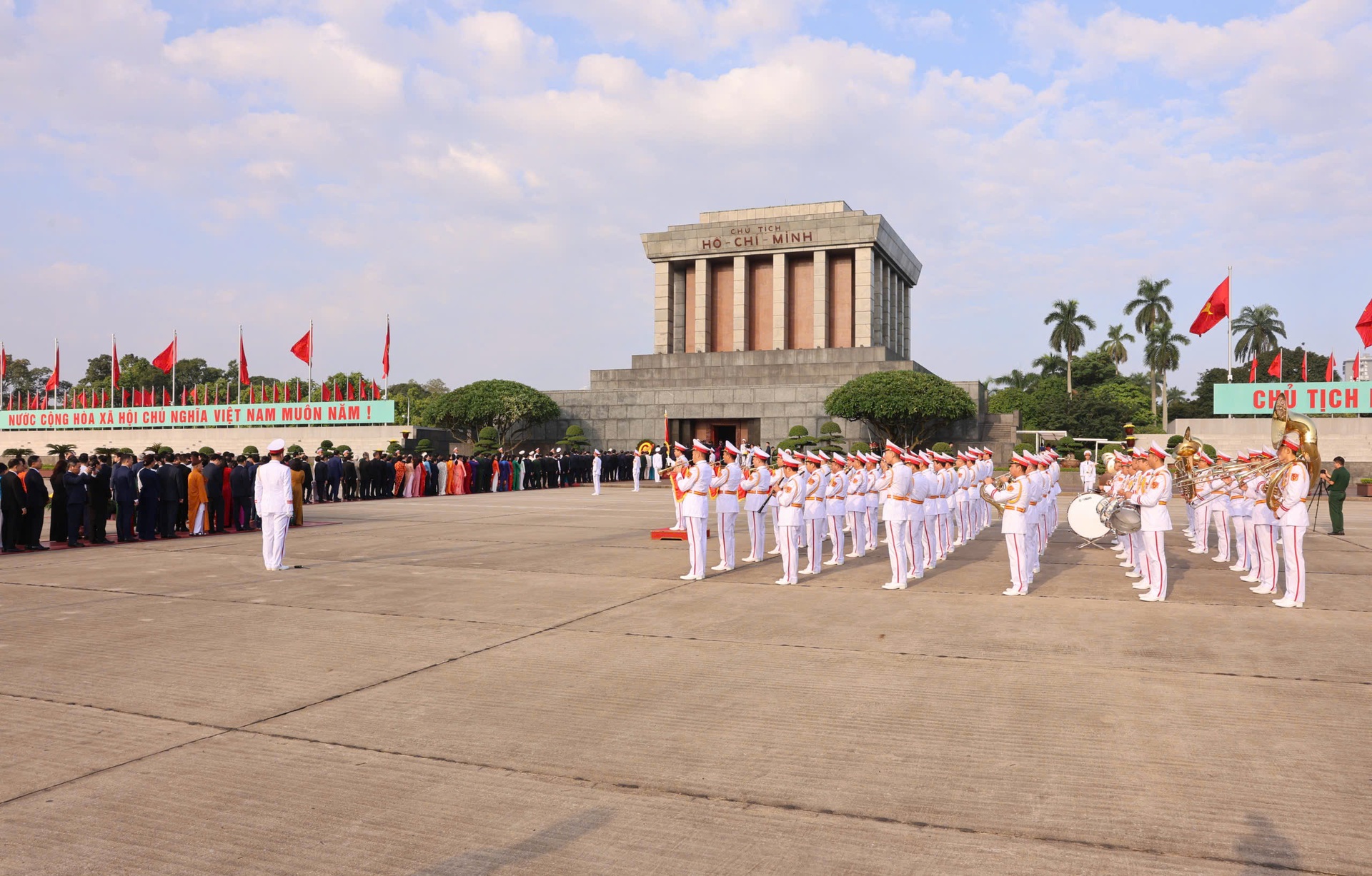 Lãnh đạo Đảng, Nhà nước và đại biểu Quốc hội vào Lăng viếng Bác - 1