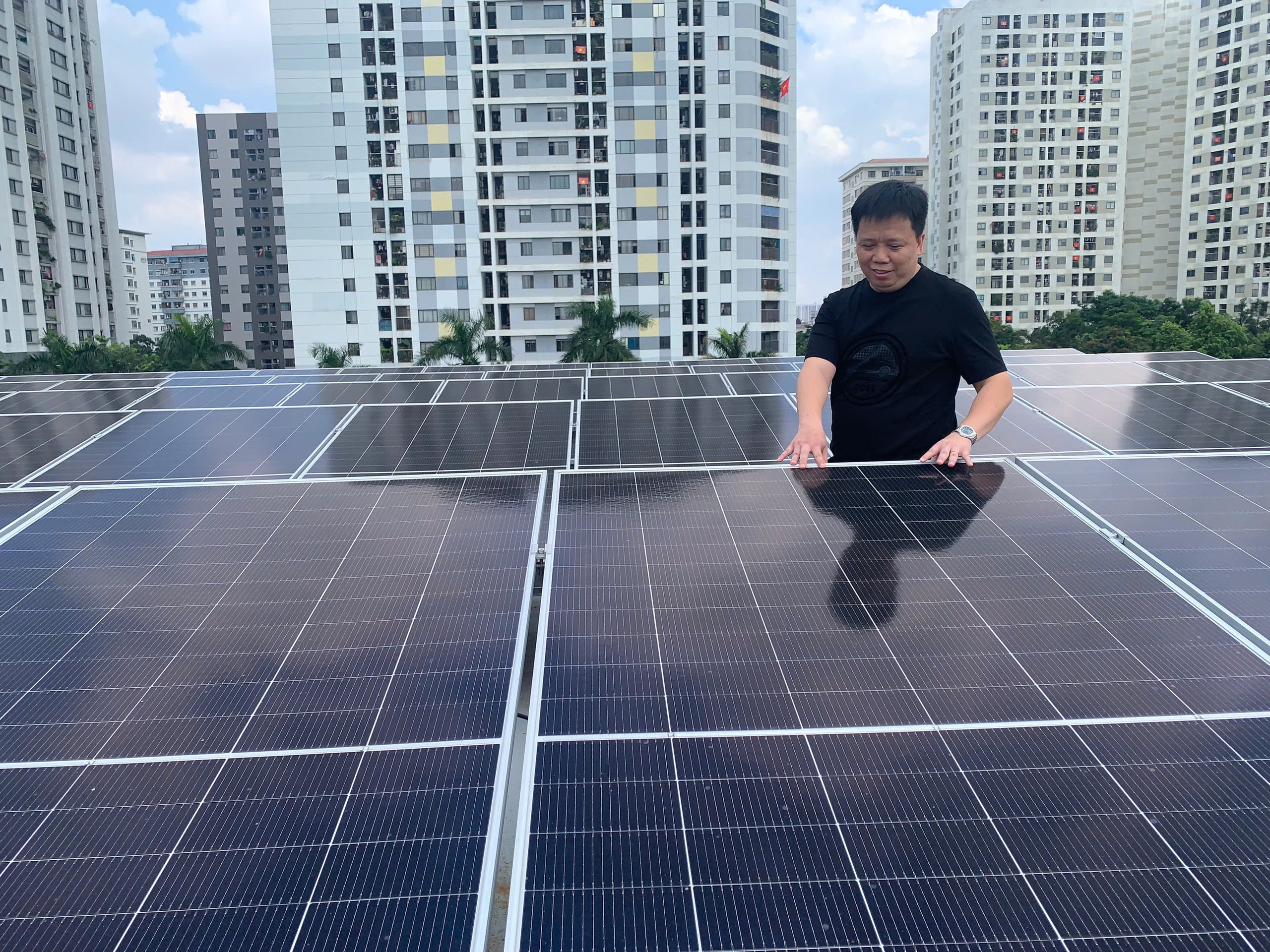 Lắp điện mặt trời mái nhà, giảm 80% tiền điện mỗi tháng - Ảnh 1.