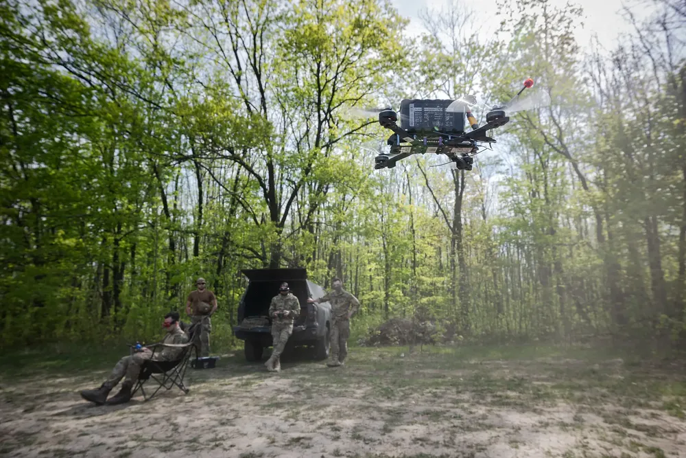 Binh lính Ukraine luyện tập điều khiển UAV tại Kharkiv (Ukraine) Ảnh: The New York Times không người lái, UAV, Lầu Năm Góc, Mỹ.png