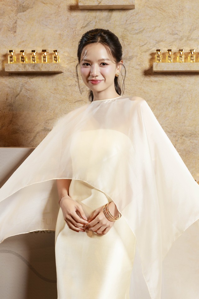 Lê Hạ Anh 'Mưa đỏ' khoe gu thời trang ấn tượng trên thảm đỏ- Ảnh 1.