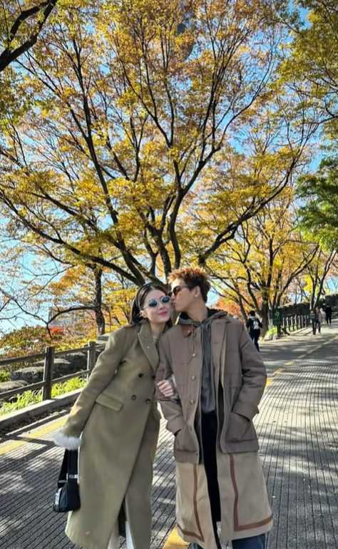 Hot girl Lê Khanh được Quân A.P ôm eo, thơm má: Kệ, mình nhắm mắt công khai luôn...- Ảnh 1.