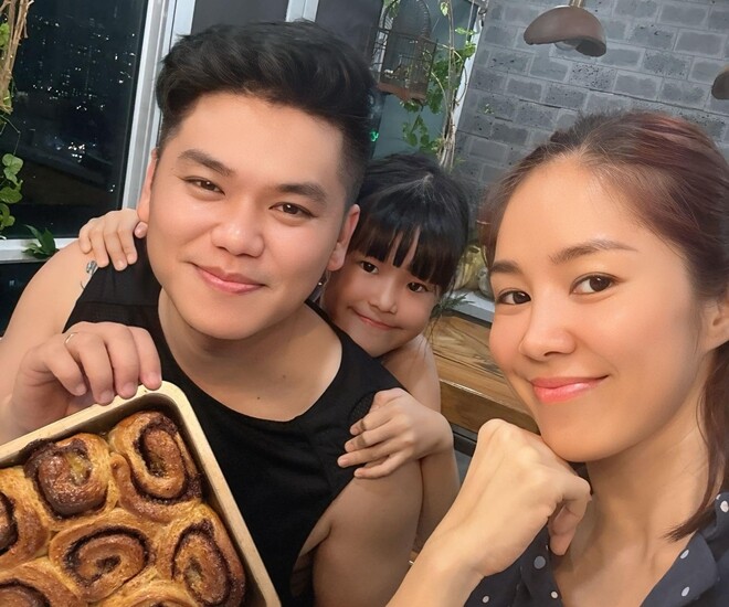 Lê Phương khoe khoảnh khắc vào bếp cùng ông xã và ái nữ.