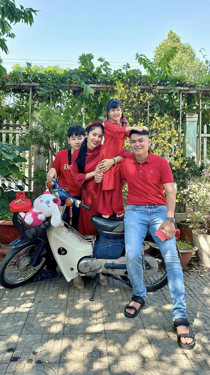 Nam ca sĩ nghiêm khắc với cả 2 con, không phân biệt chung hay riêng.