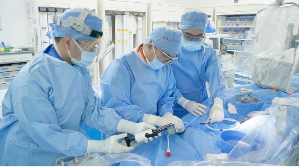 Lên cơn đau tim khi chạy bộ, một bác sĩ được cứu sống thần tốc trong 15 phút - 1