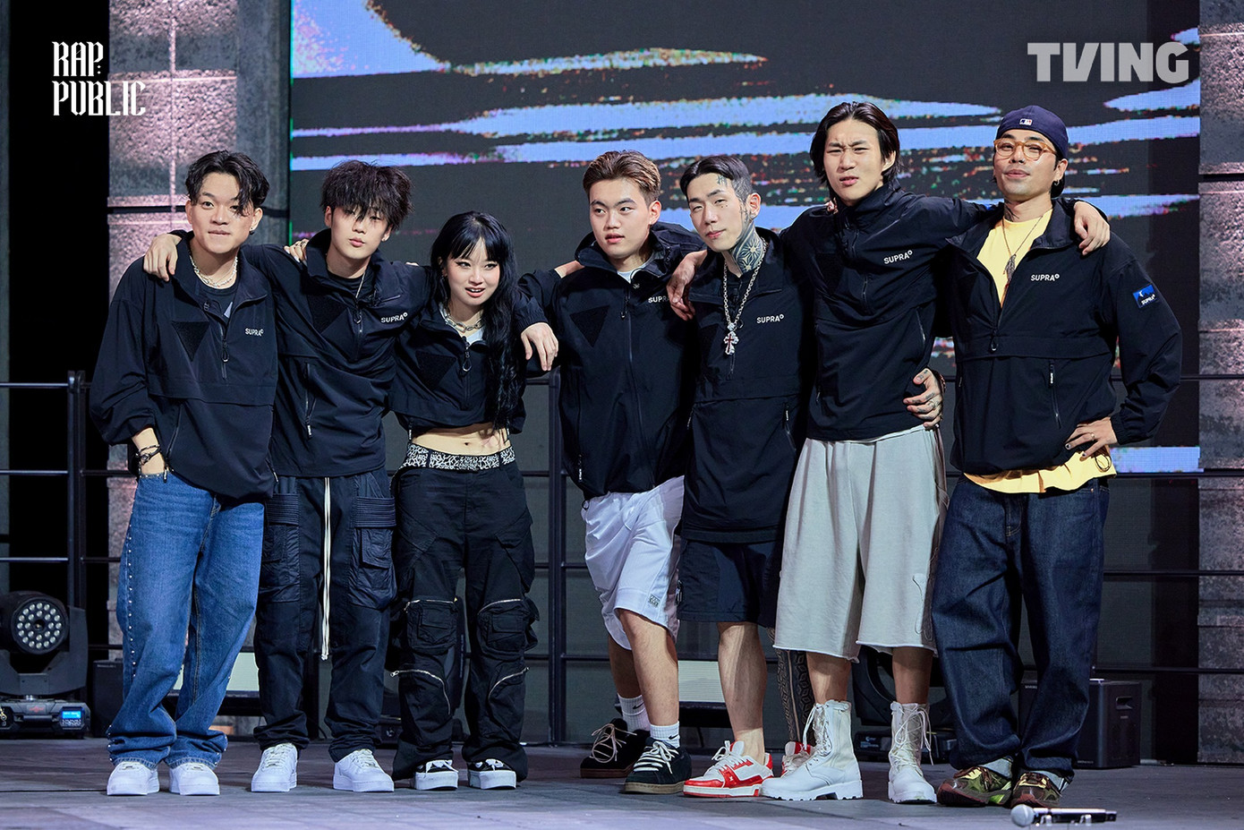 Lệnh cấm sóng ca sĩ dung tục, lệch chuẩn - Ảnh 1.