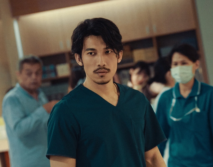 Liên Bỉnh Phát với vai bác sĩ Phạm trong phim Hóa Ngoại Chi Y.