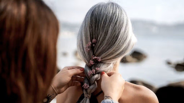 Tóc bạc có thể là do một phản ứng "né" ung thư thông minh của cơ thể - Ảnh minh họa: MEDICAL NEWS TODAY