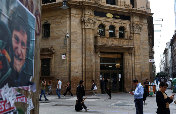 Người đi bộ ngang qua một chi nhánh HSBC ở trung tâm thành phố Buenos Aires, Argentina, ngày 9/4/2024. Ảnh: Reuters