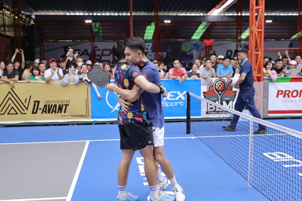 Linh Giang - Hoàng Nam: Từ đồng đội thân thiết đến màn khẩu chiến trên mạng - 1