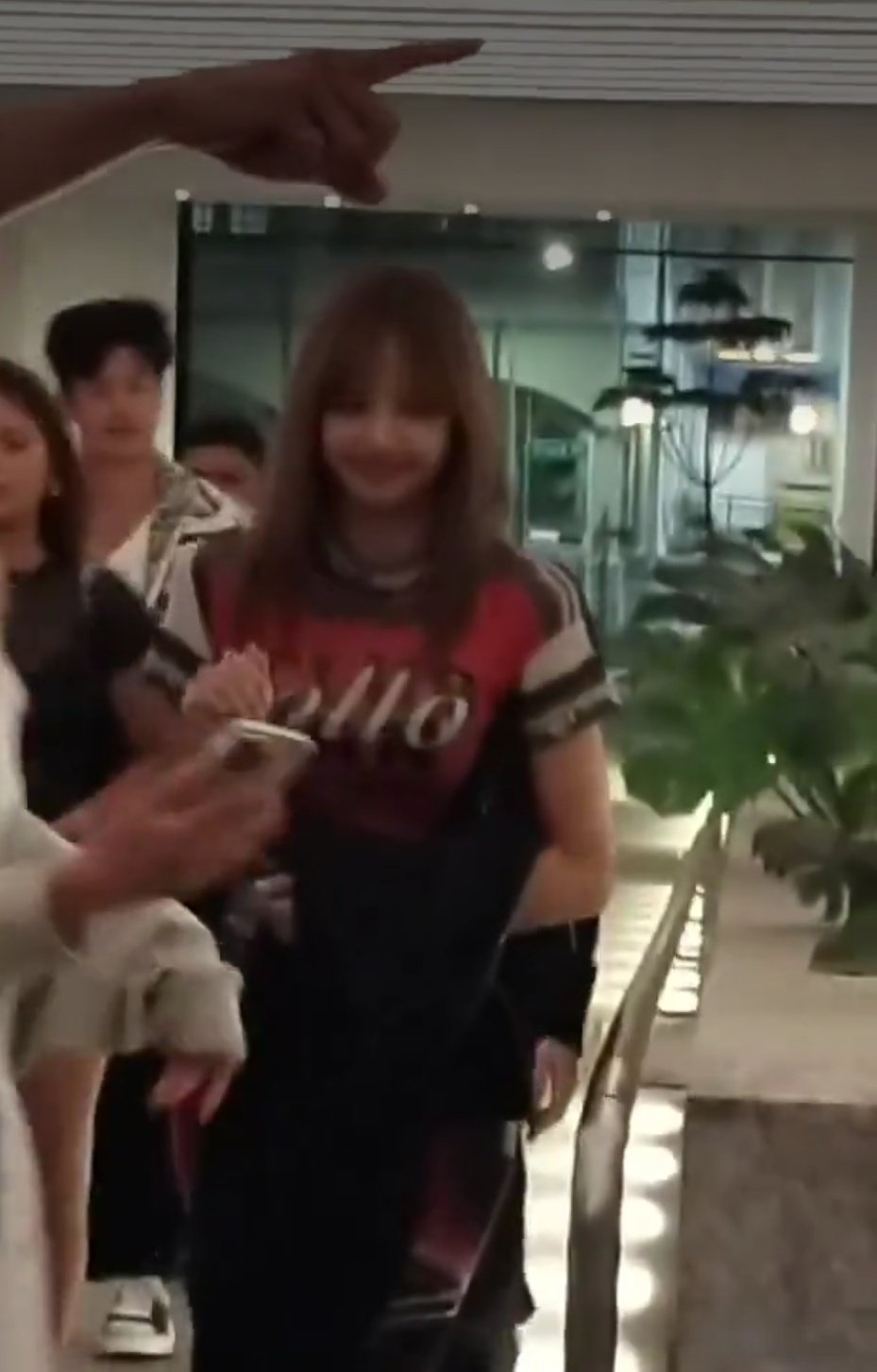 Lisa (BLACKPINK) bất ngờ bị “tóm” hẹn hò trai lạ ở Singapore- Ảnh 2.
