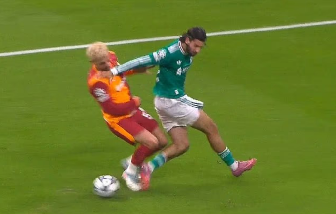 Dominik Szoboszlai va tay trúng mặt Baris Alper Yilmaz, khiến Liverpool chịu phạt đền trong trận thua Galatasaray 0-1 ở lượt hai vòng bảng Champions League trên sân Rams Park, Istanbul, Thổ Nhĩ Kỳ ngày 30/9/2025. Ảnh chụp màn hình