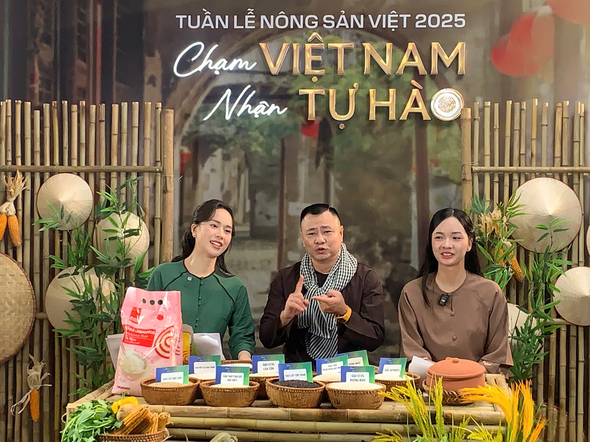 Livestream NSND Tự Long và MC Mai Phương bán gần 6 tấn gạo Việt Nam - Ảnh 1. Livestream NSND Tự Long và MC Mai Phương bán gần 6 tấn gạo Việt Nam - Ảnh 1.