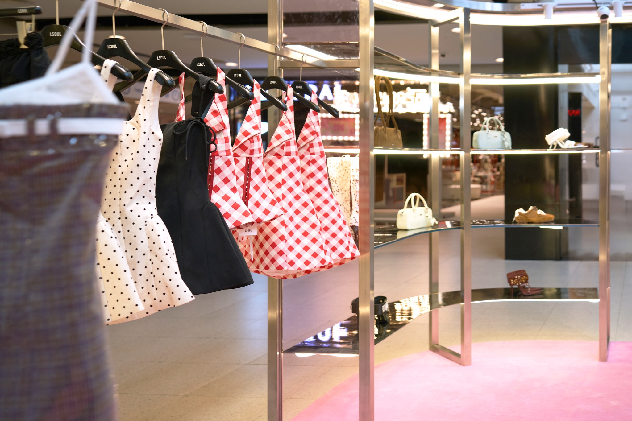 Livestream của LSOUL trên Shopee đưa thời trang Việt đến Singapore - Ảnh 1.