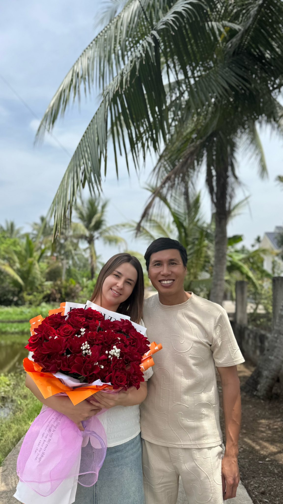 Chồng Thanh Hoá 10 điểm may mắn: Vợ Ukraine lột xác "thành tiên" sau 2 lần sinh nở, xin iPhone 17 "trộm vía" chồng không cho - Ảnh 1. Chồng Thanh Hoá 10 điểm may mắn: Vợ Ukraine lột xác "thành tiên" sau 2 lần sinh nở, xin iPhone 17 "trộm vía" chồng không cho - Ảnh 1.