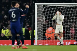 Arsenal bị phạt nặng vì chơi xấu MU