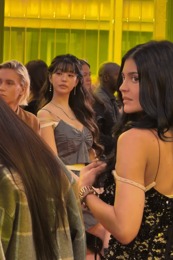 Vũ trụ hot girl Miu Miu: Lộ khung hình nóng bỏng của công chúa Kpop và 