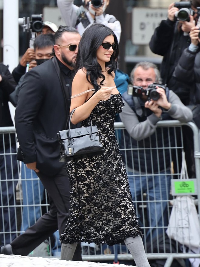 Vũ trụ hot girl Miu Miu: Lộ khung hình nóng bỏng của công chúa Kpop và 