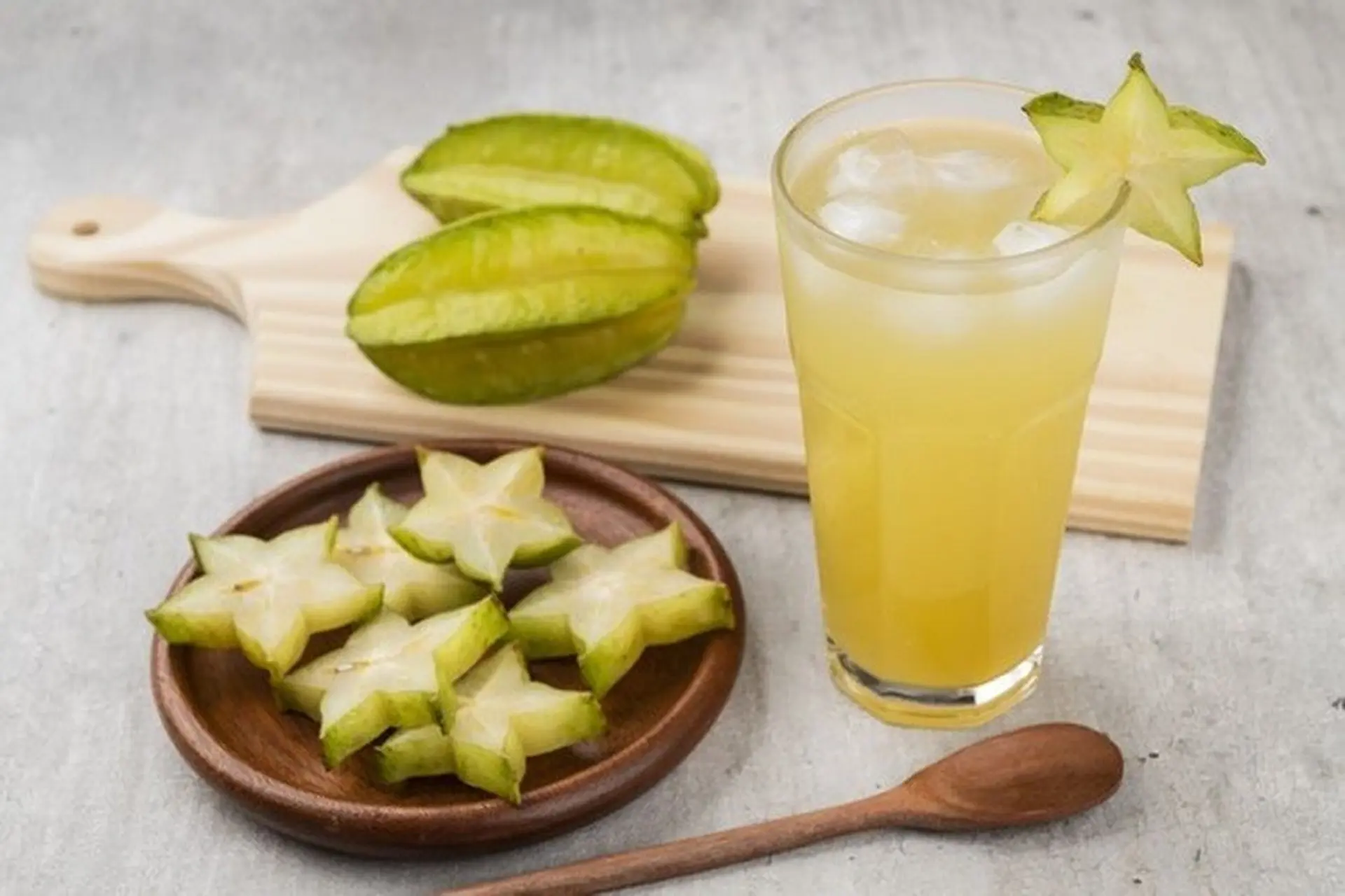 Khế có thể dùng làm đẹp theo nhiều cách: ăn tươi để bổ sung vitamin C, uống nước ép khế giúp thanh lọc cơ thể, làm sáng da; đắp mặt nạ khế xay cùng mật ong hoặc sữa chua để giảm mụn, cấp ẩm và làm đều màu da; hoặc pha nước khế detox giữ dáng.