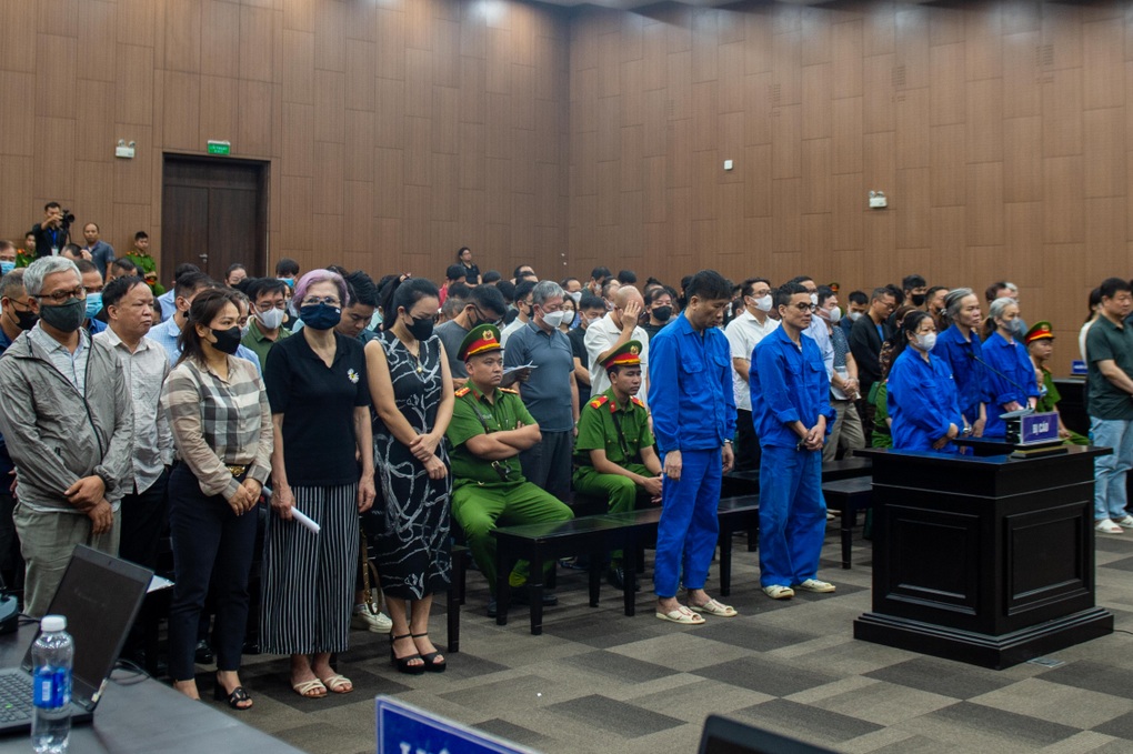 Loạt cựu quan chức, doanh nhân hầu tòa trong vụ đánh bạc 2.600 tỷ đồng - 1