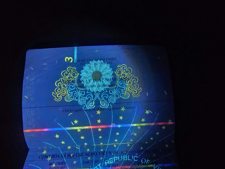 Loạt hình ảnh gây bất ngờ trên hộ chiếu Việt Nam khi soi tia UV 1 Phải soi đèn UV mới có thể thấy những hình ảnh chìm bên trong cuốn hộ chiếu