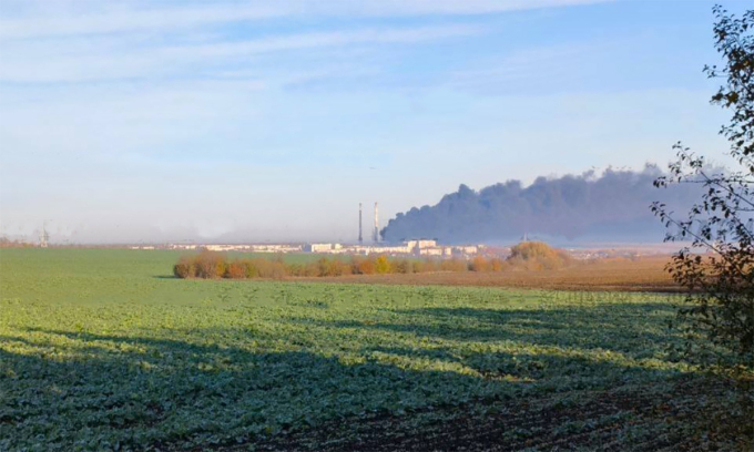 Khói bốc lên từ nhà máy điện Ladyzhin ở tỉnh Vinnytsia, Ukraine sau trận tập kích ngày 30/10. Ảnh: Rybar, X/Anatoliy Shariy