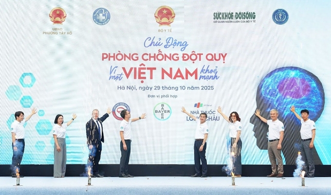 Đại diện các bên thực hiện nghi thức khởi động chương trình Hợp tác chiến lược quốc gia về phòng và quản lý đột quỵ tại Việt Nam. Ảnh: LC