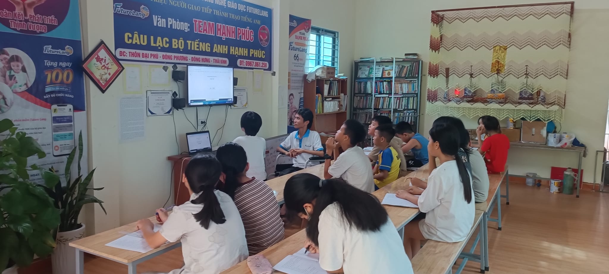 Lớp học Hạnh phúc của thầy giáo xe lăn - Ảnh 1.