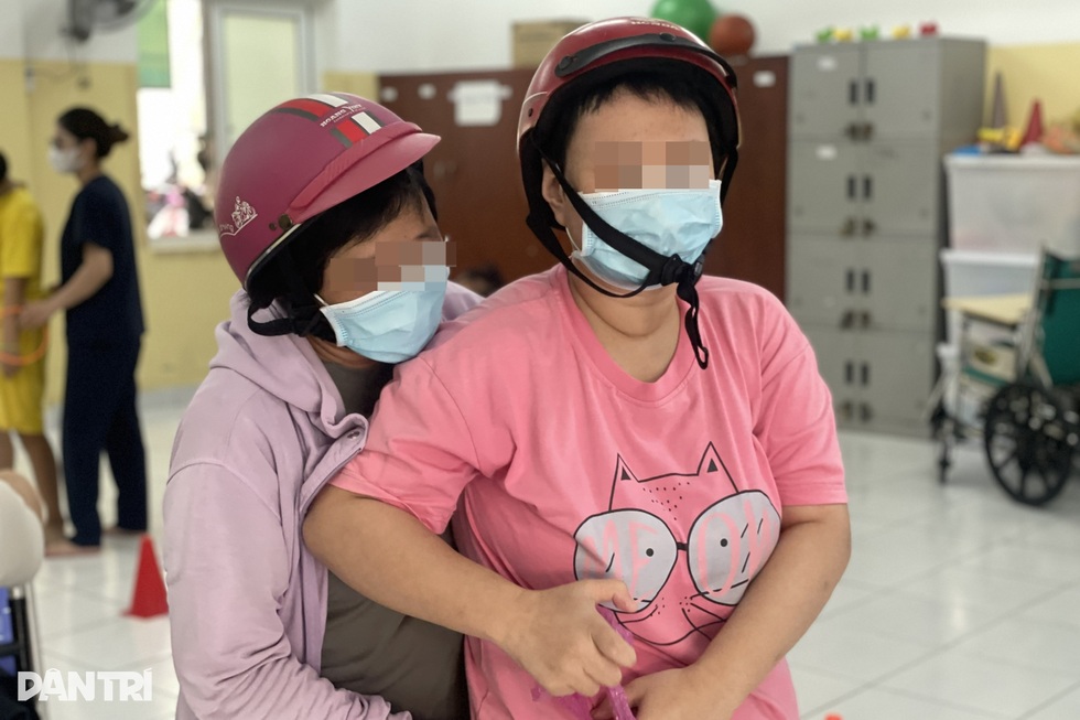 Lớp học đặc biệt giữa lòng bệnh viện gieo hy vọng cho trẻ em khiếm khuyết - 1