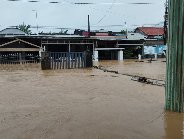 Lũ đặc biệt lớn ở Đà Nẵng buộc xã Trà Leng di dời trụ sở trong đêm - Ảnh 1.