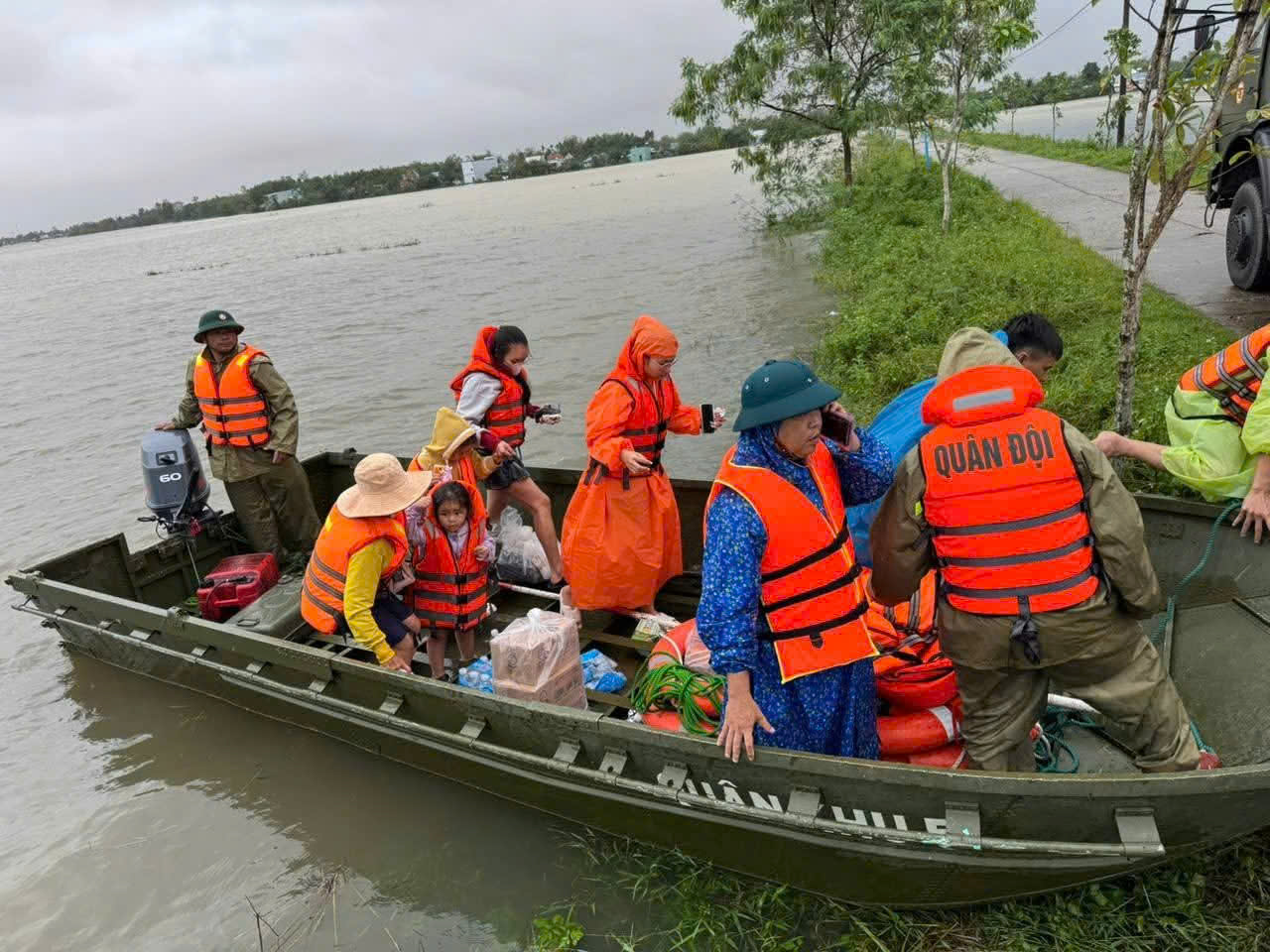 Lữ đoàn 574 cứu 9 người mắc kẹt giữa mưa lũ, đang đói và khát nhiều giờ liền - Ảnh 1.