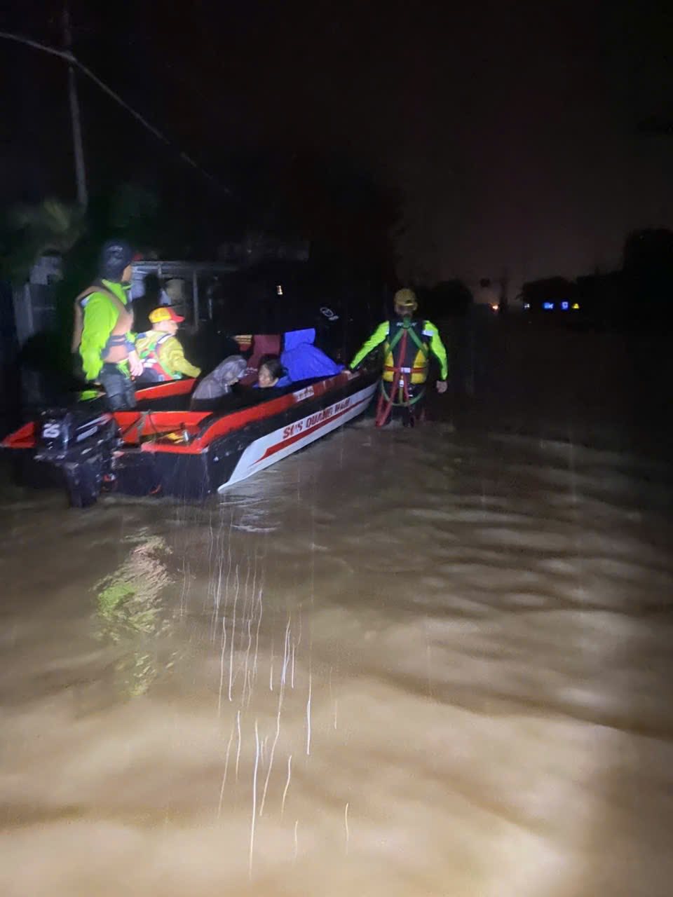 Lũ Đà Nẵng vượt bđ 3: Thiệt hại nặng nề và mất điện diện rộng - Ảnh 1.