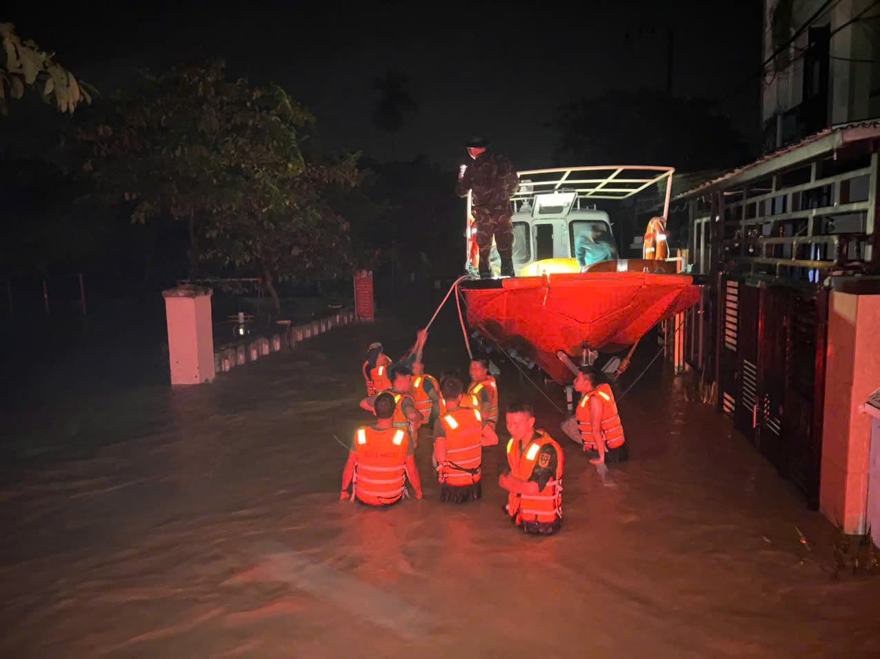 Lũ Đà Nẵng vượt mốc lịch sử 1964 , người dân kêu cứu trong đêm - Ảnh 1.
