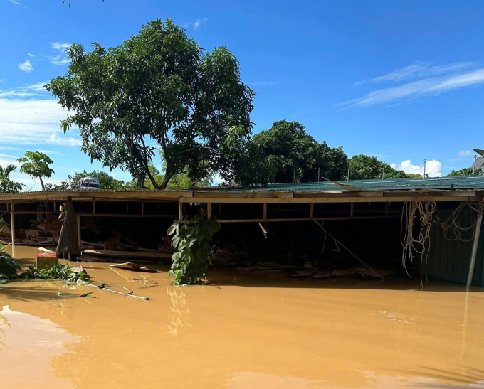 Nước ngập sâu gần hai mét ở xã Tiên Lục, Bắc Ninh ngày 8/10. Ảnh: Bùi Tươi