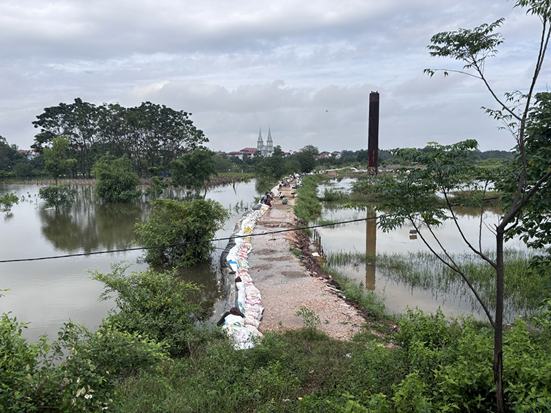 Lũ sông Cầu, sông Cà Lồ ở Hà Nội vượt báo động 3 cả mét 1 Lũ sông Cầu, sông Cà Lồ ở Hà Nội vượt báo động 3 cả mét - Ảnh 1.