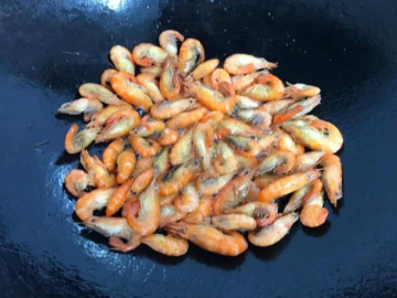 Rang tôm tuyệt đối không cho thứ nước này, tôm sẽ đỏ au, giòn ngon, thơm nức chẳng có mùi tanh